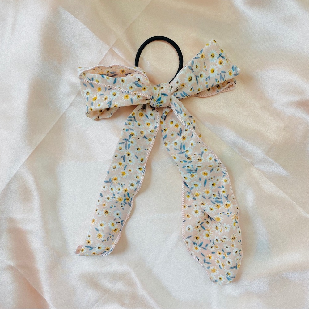Chic Daisy Hair Tie Scrunchie - Picture 5 of 9